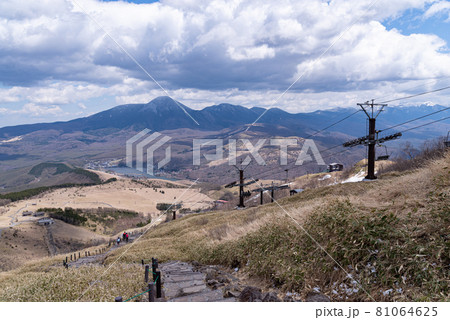 車山から蓼科山を見ながら歩く 車山から蓼科山を見ながら歩く 81064625