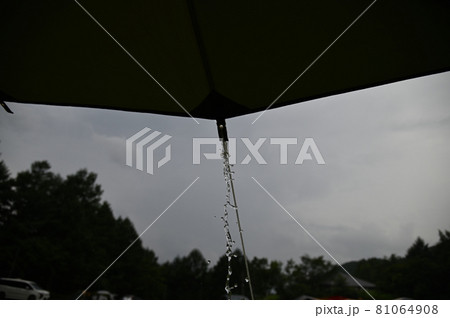 タープの端から滴る雨水 81064908