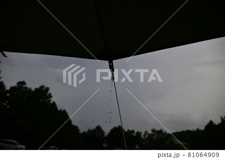 タープの端から滴る雨水 81064909
