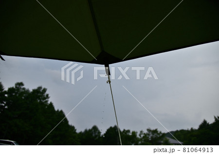 タープの端から滴る雨水 タープの端から滴る雨水 81064913