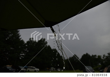 タープの端から滴る雨水 タープの端から滴る雨水 81064938