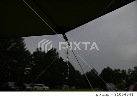 タープの端から滴る雨水 81064941