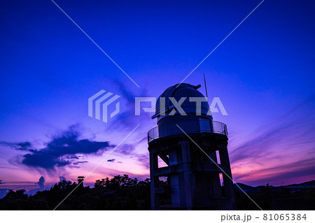 星降る街美星町　マジックアワーに映える天文台 81065384