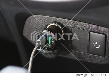 自動車でスマホ充電 81065431