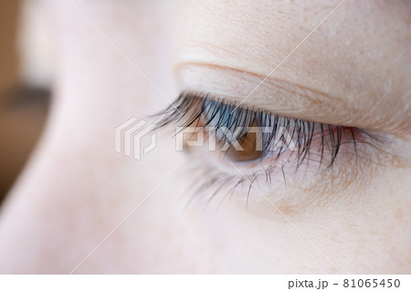 落ち込む女性の瞳 81065450
