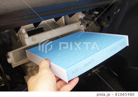 自動車のエアコンフィルターを新品に交換 81065480