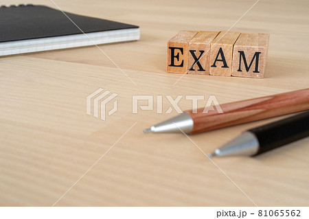 テスト、試験|「EXAM」と書かれたスタンプとノート、ペン テスト、試験|「EXAM」と書かれたスタンプとノート、ペン 81065562