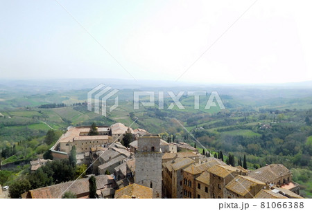 イタリア　サンジミニャーノ　グロッサの塔からの風景 81066388