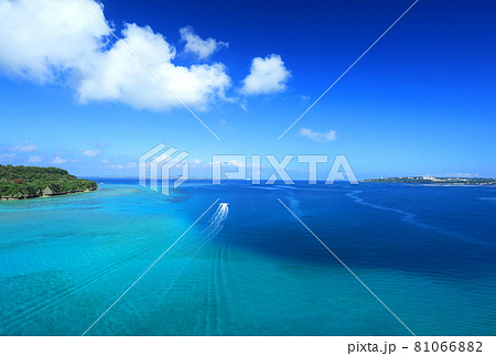 沖縄　瀬底大橋から見た瀬底島の美しい海 81066882