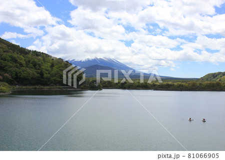 富士山が見える精進湖の湖面 81066905