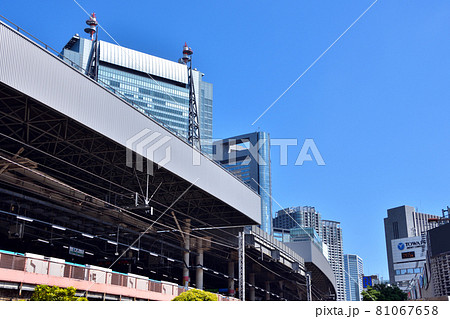 大屋根工事中の新橋駅 81067658