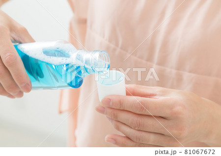洗口液を注ぐ女性の手元 81067672