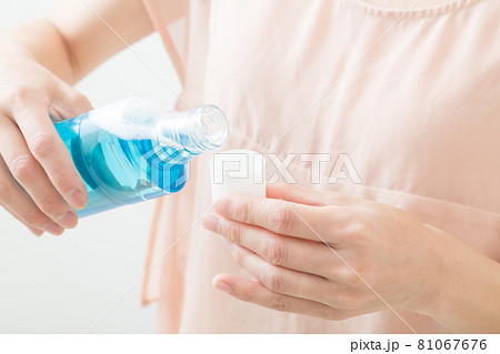 洗口液を注ぐ女性の手元 81067676
