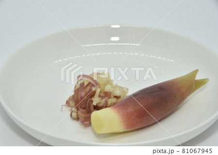 独特の苦みを持ち薬味の代表的存在として人気のあるみょうが・花みょうが 独特の苦みを持ち薬味の代表的存在として人気のあるみょうが・花みょうが 81067945