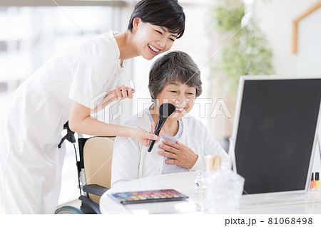 介護 メイクセラピー メイクをしてもらっているシニア女性 介護 メイクセラピー メイクをしてもらっているシニア女性 81068498