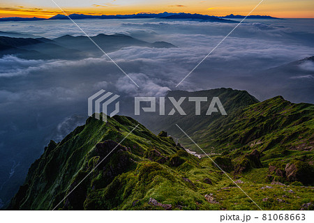 谷川岳頂上より望む雲海と朝焼け・マチガ沢 81068663