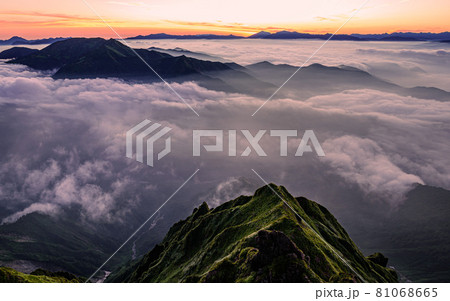 谷川岳頂上からの展望・御来光と雲海 81068665