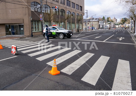 交通規制　通行止め　パトカー 81070027