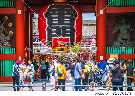 日本の東京都市景観 水最多東京4200人。全国は1万5813人最多。浅草寺は多くの人出…＝8月11日 81070171