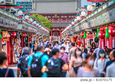 日本の東京都市景観 水最多東京4200人。全国は1万5813人最多。浅草寺は多くの人出…＝8月11日 81070175