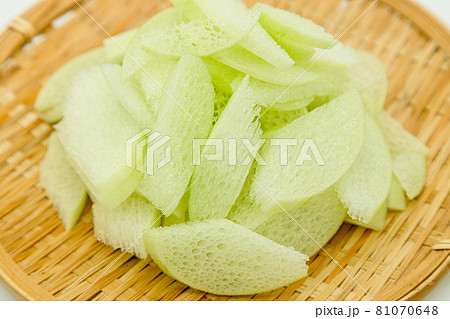 ザルに乗せた、カットしたトイモガラ 81070648