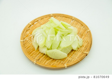 ザルに乗せた、カットしたトイモガラ 81070649