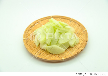 ザルに乗せた、カットしたトイモガラ 81070650