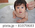 カメラを覗き込む赤ちゃん 81070683