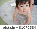 カメラに近寄る赤ちゃん 81070684