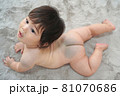 生後6ヶ月裸の赤ちゃん 81070686