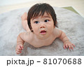 生後6ヶ月裸の赤ちゃん 81070688