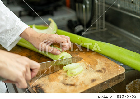 トイモガラを調理する主婦　古民家の台所　 81070705