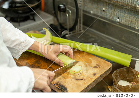 トイモガラを調理する主婦　古民家の台所　 81070707