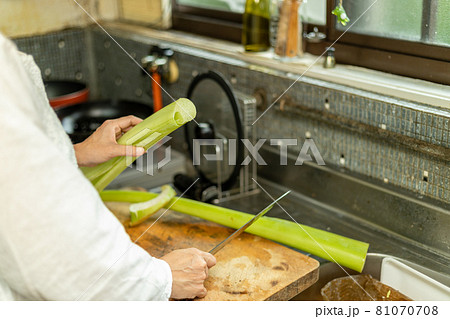 トイモガラを調理する主婦　古民家の台所　 81070708