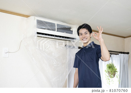 エアコンの清掃後に清潔さをアピールするハウスクリーニングの作業員 エアコンの清掃後に清潔さをアピールするハウスクリーニングの作業員 81070760