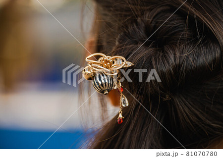 ヘアーアクセサリーをつけた女性 ヘアーアクセサリーをつけた女性 81070780