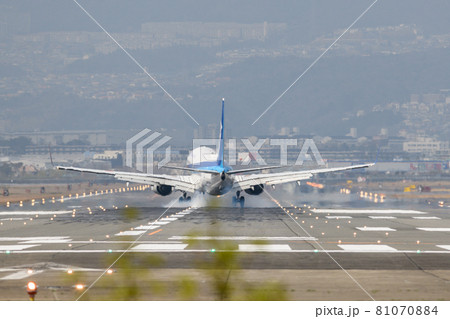 伊丹空港 Boeing 737-800 着陸 81070884