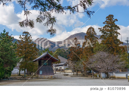 當麻寺 国宝梵鐘と二上山 81070896