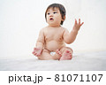 喋っているような赤ちゃん 81071107