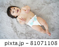 笑顔な裸の赤ちゃん 81071108