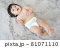 寝転がる赤ちゃん 81071110