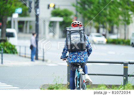都会で自転車に乗りデリバリーをする男性 都会で自転車に乗りデリバリーをする男性 81072034