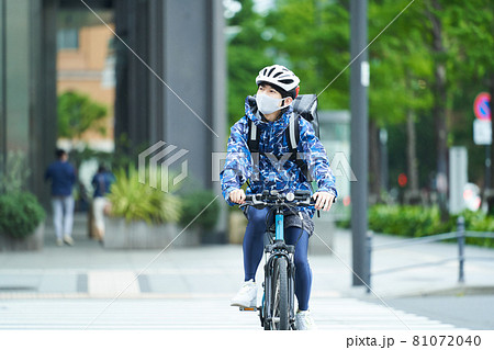都会で自転車に乗りデリバリーをする男性 81072040