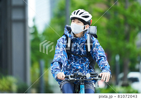 都会で自転車に乗りデリバリーをする男性 都会で自転車に乗りデリバリーをする男性 81072043