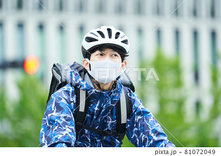 都会で自転車に乗りデリバリーをする男性 都会で自転車に乗りデリバリーをする男性 81072049