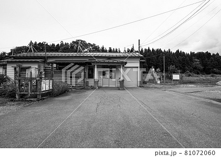 JR越後岩沢駅（新潟県小千谷市・白黒・モノトーン） 81072060