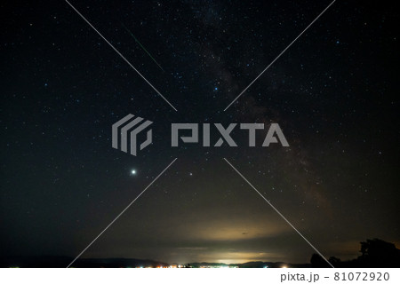 2021年　ペルセウス座流星群と天の川 81072920