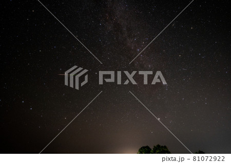 2021年　ペルセウス座流星群と天の川 81072922