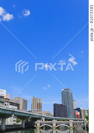 【大阪】淀屋橋のビル群と空 【大阪】淀屋橋のビル群と空 81073585
