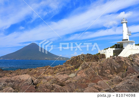 【鹿児島県】薩摩長崎鼻灯台と開聞岳 81074098